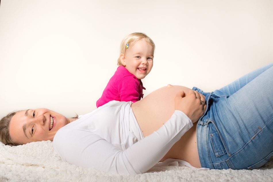 Zwangerschapsshoot met oudere dochter in Nijmegen