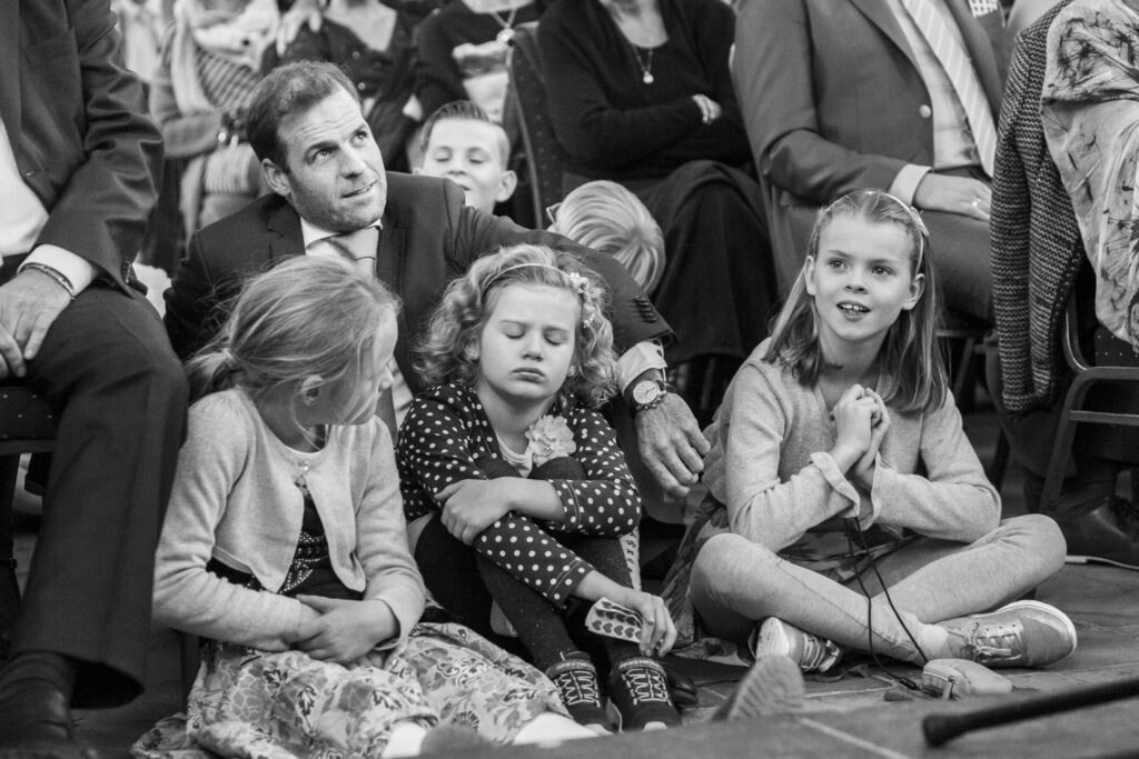 Kinderen vermaken en slapen tijdens de trouwceremonie.