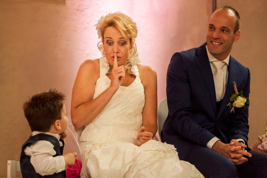 Bruid maant haar zoon stil te zijn tijdens de ceremonie.