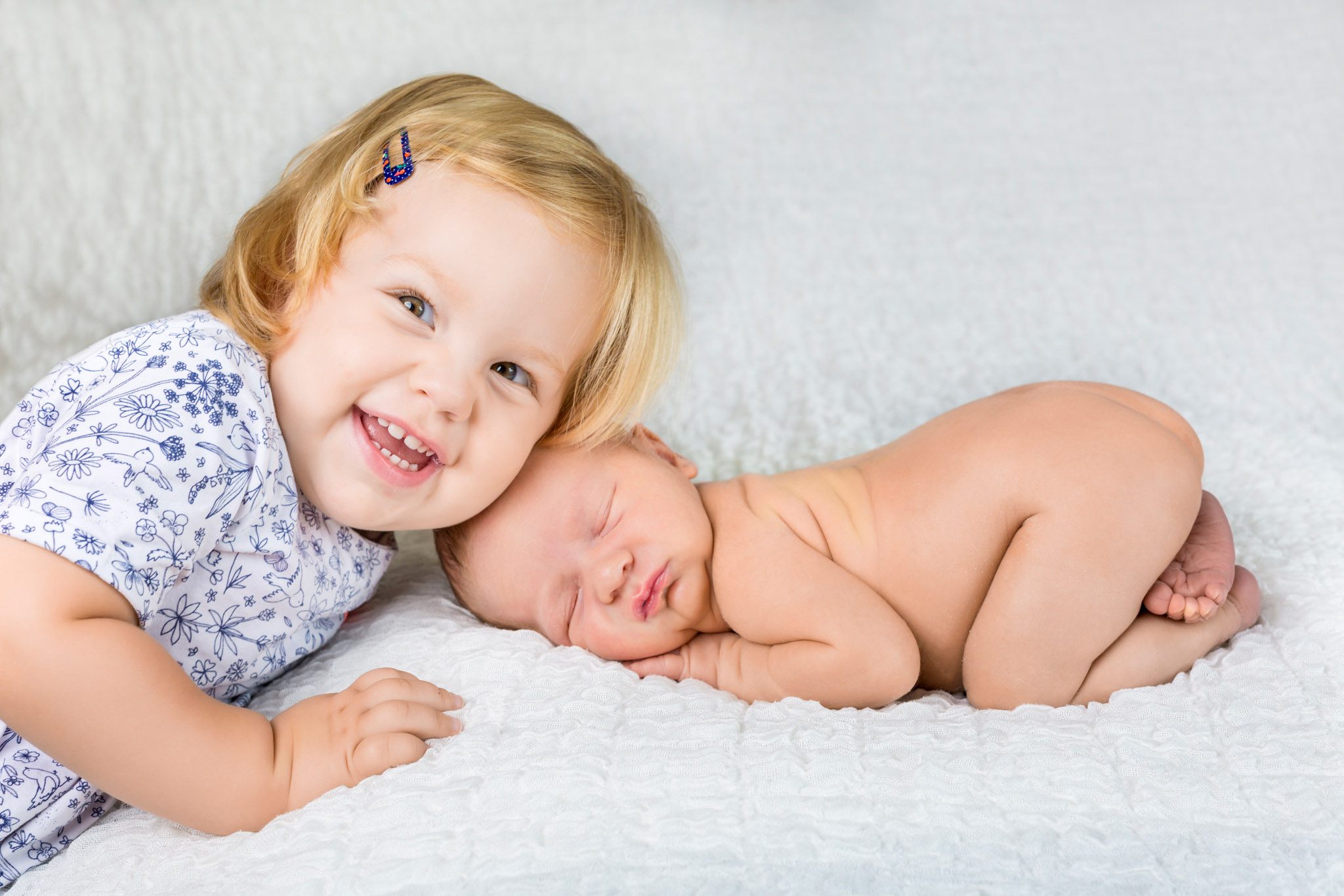 Newborn foto met broer of zus Overasselt