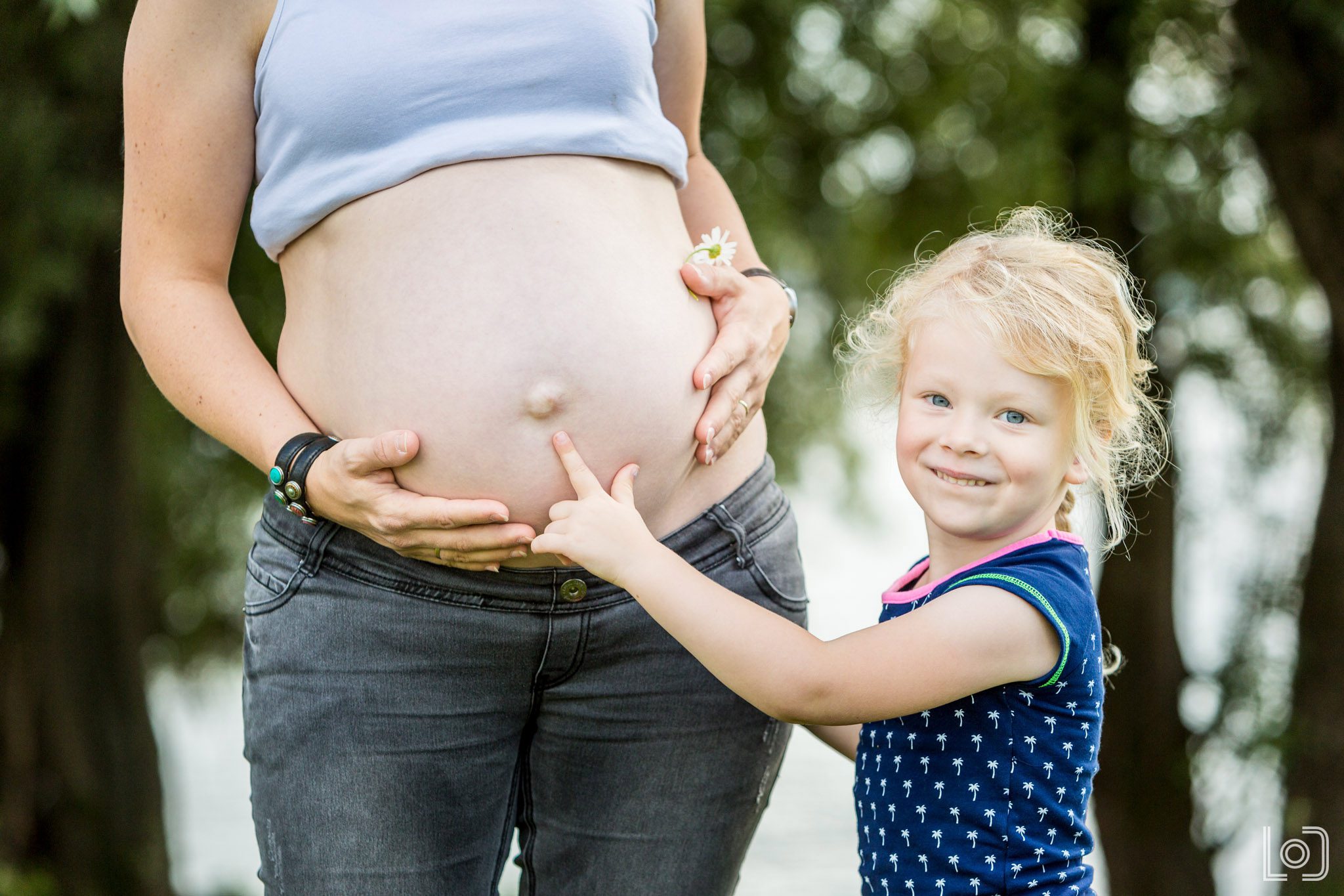 Moeder en dochter foto's tijdens de zwangerschapsshoot