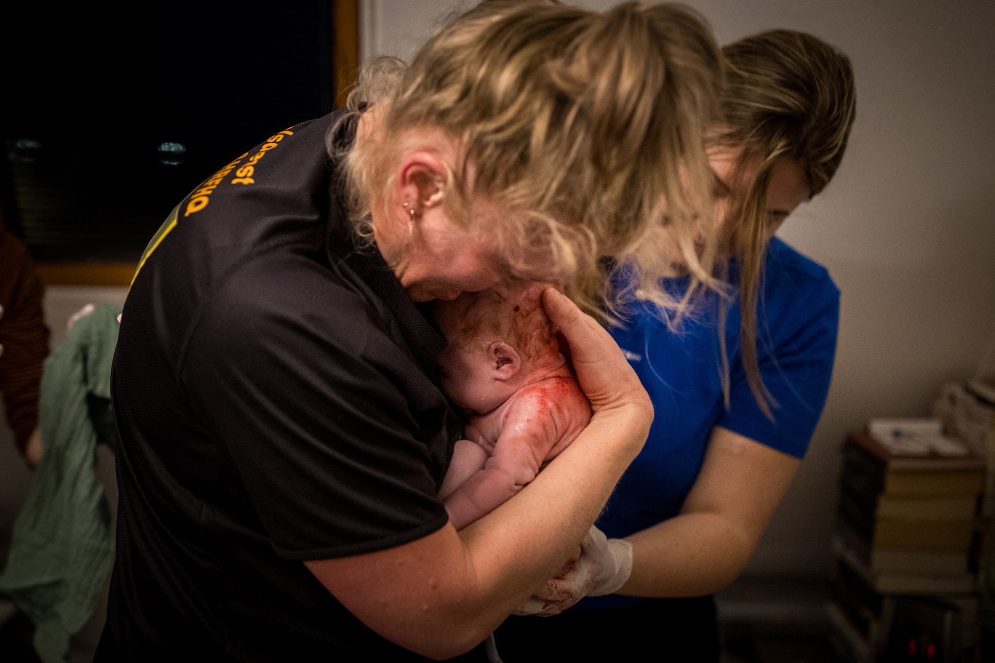Moeder houdt haar zoon vast na de geboorte
