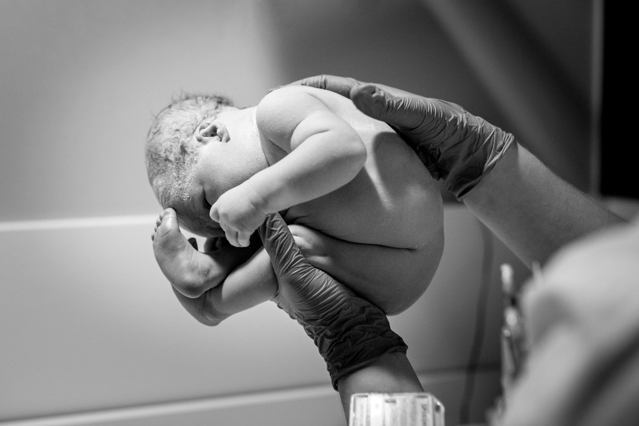 Baby vastgehouden zoals ze in de baarmoeder zat