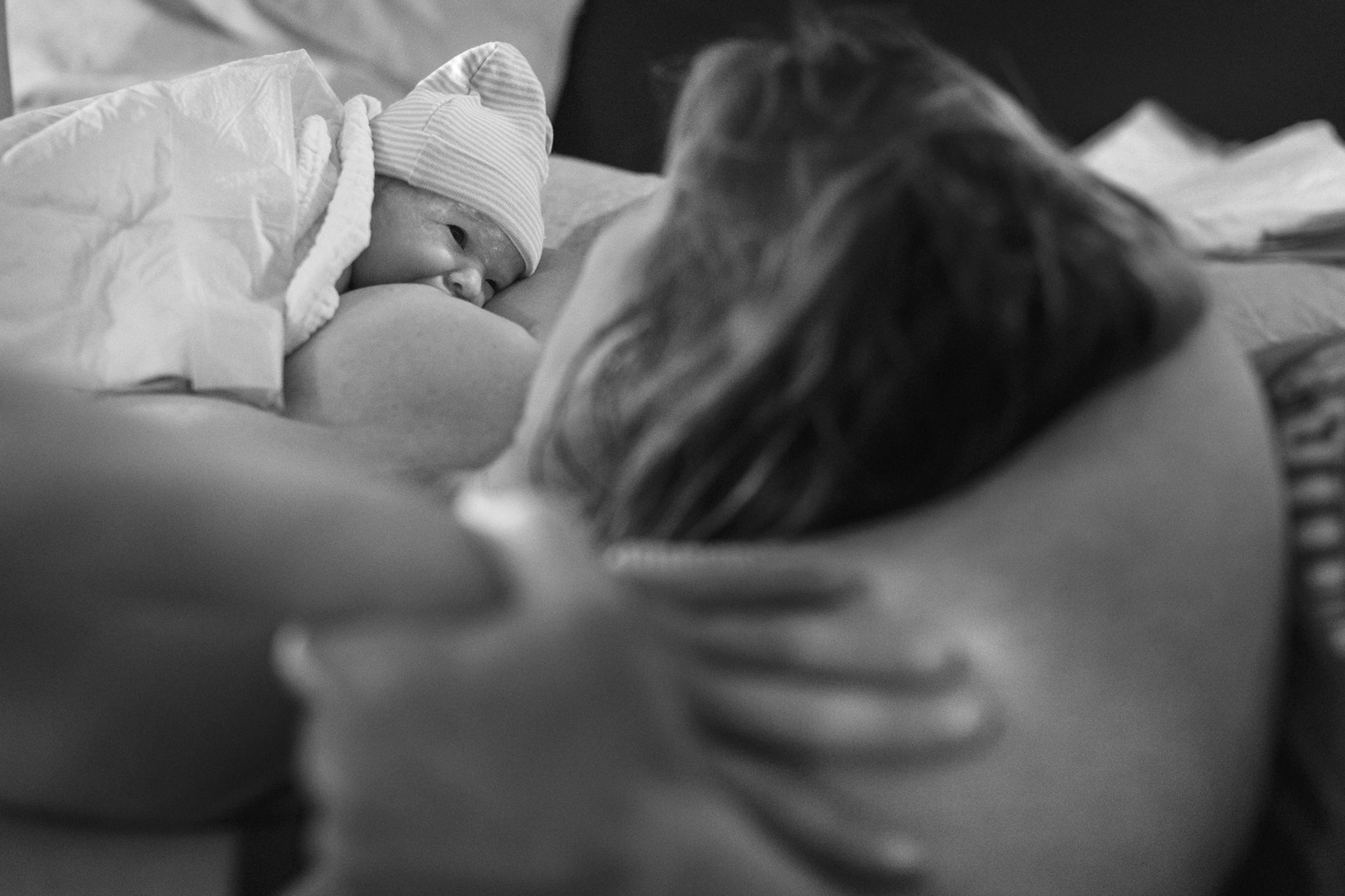 Baby drinkt na de geboorte aan de borst