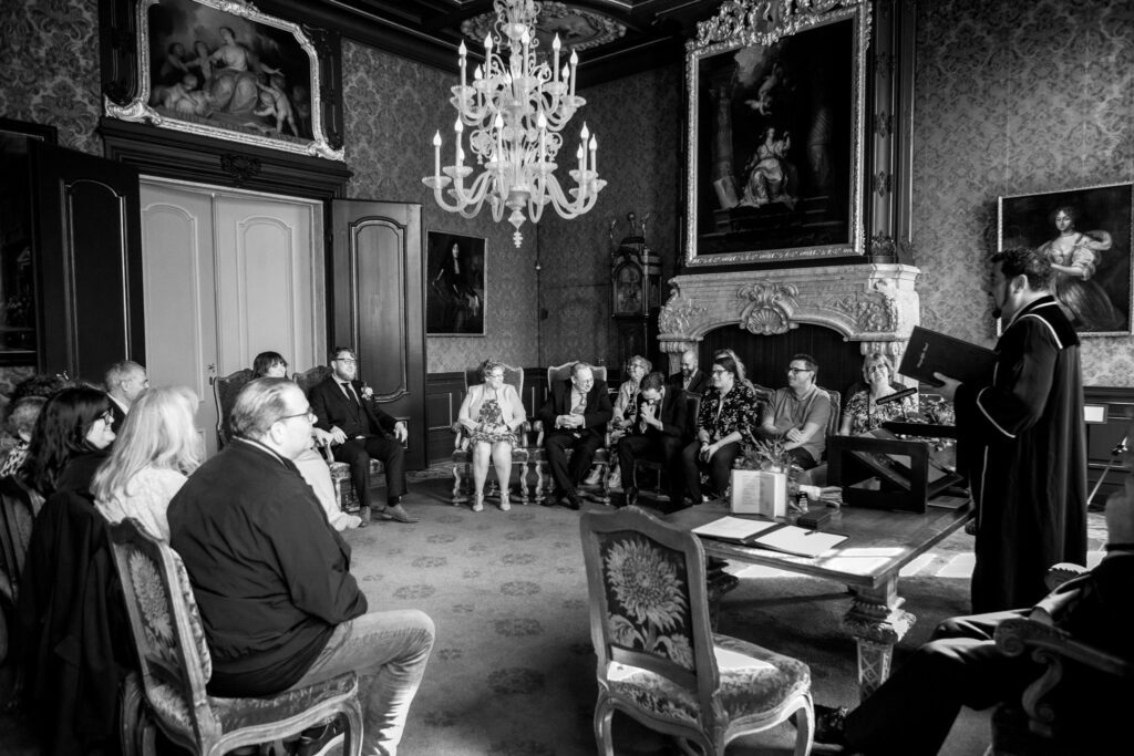 Overzichtsfoto van de trouwceremonie in het Oude Stadhuis in Den Haag.