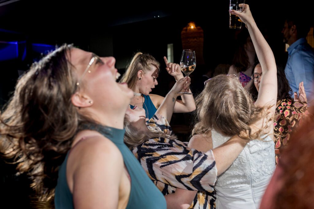 Gasten dansen tijdens een trouwfeest in het Sonsbeekpark in Arnhem.