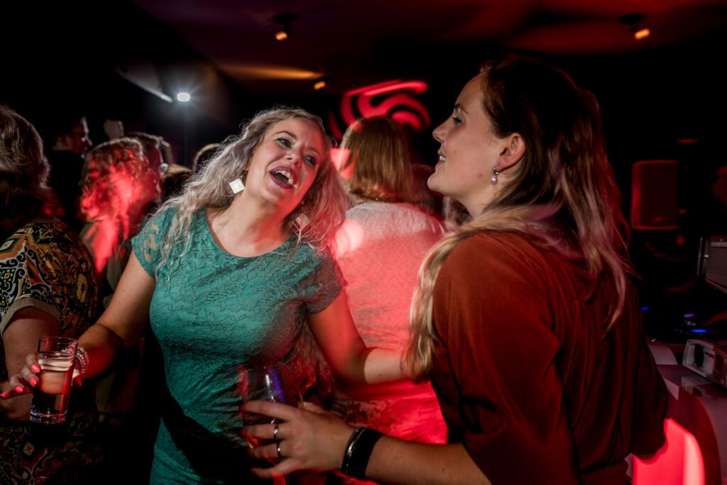 Gasten dansen tijdens een trouwfeest in het Sonsbeekpark in Arnhem.