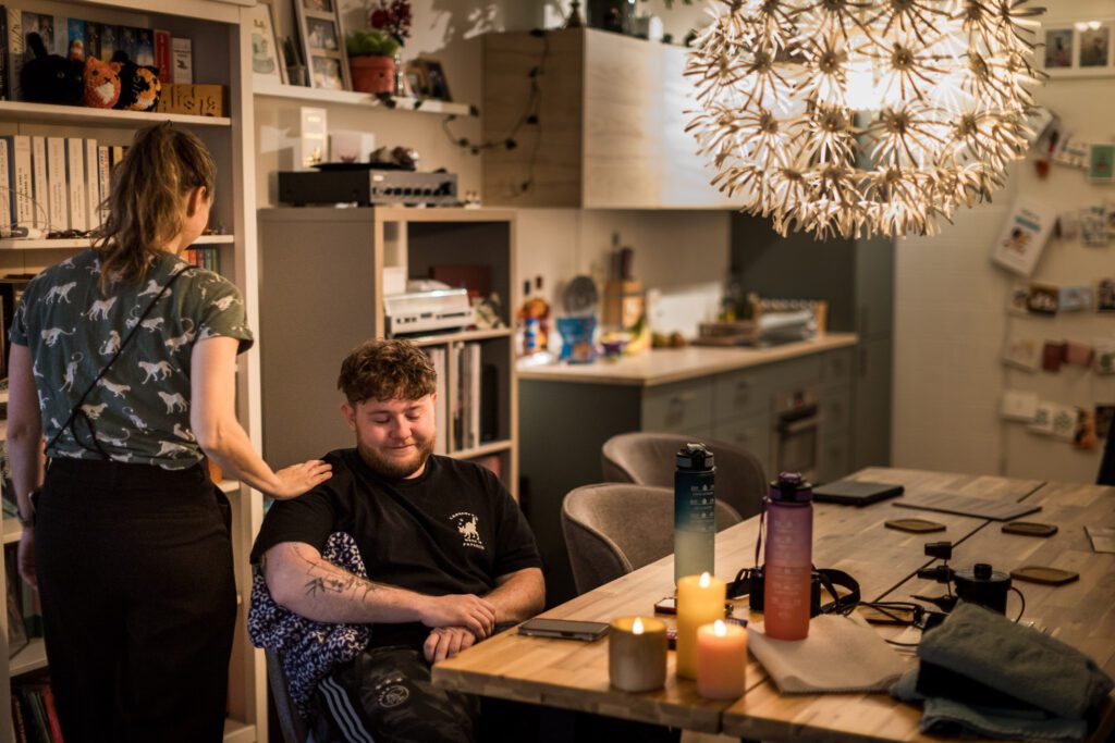 Vrouw stelt man gerust tijdens een bevalling