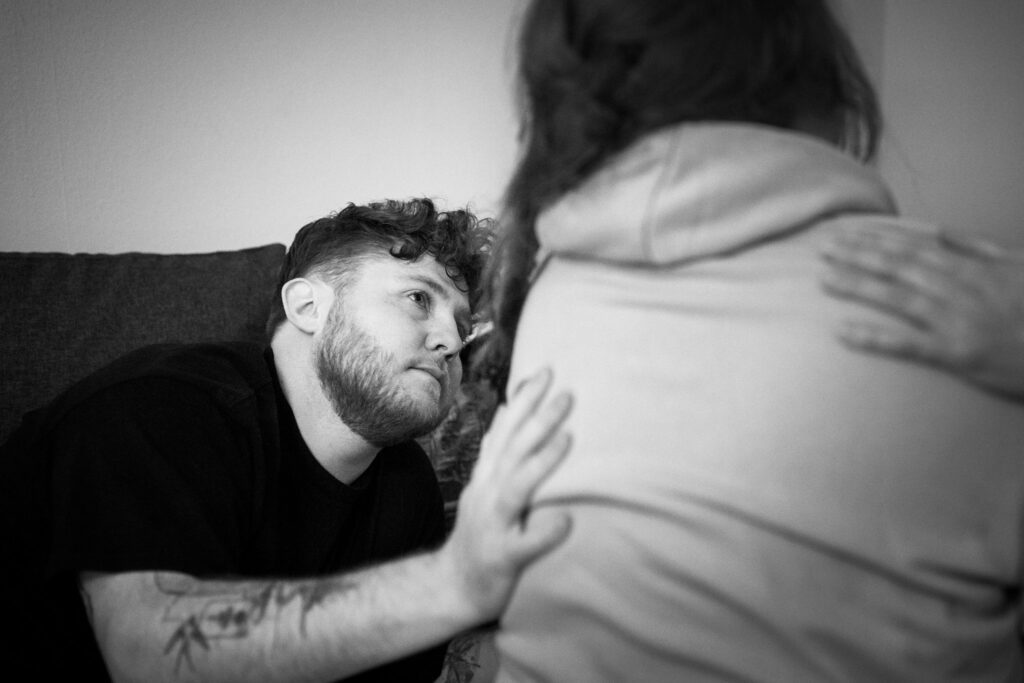 Man kijkt naar vrouw die een wee doorstaat