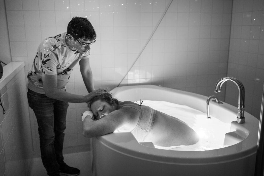 Vrouw vangt weeën op in het bevalbad in het Rijnstate in Arnhem