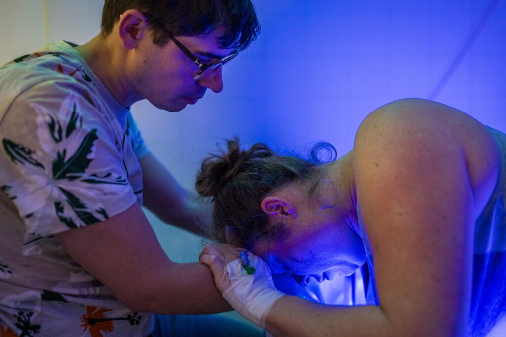 Vrouw vangt weeën op in het bevalbad in het Rijnstate in Arnhem
