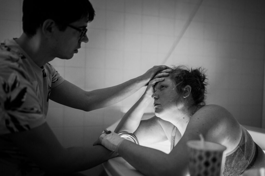 Vrouw vangt weeën op in het bevalbad in het Rijnstate in Arnhem