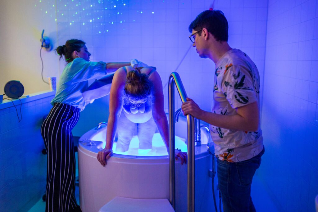 Vrouw vangt weeën op in het bevalbad in het Rijnstate in Arnhem