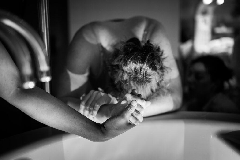 Vrouw vangt weeën op in het bevalbad in het Rijnstate in Arnhem