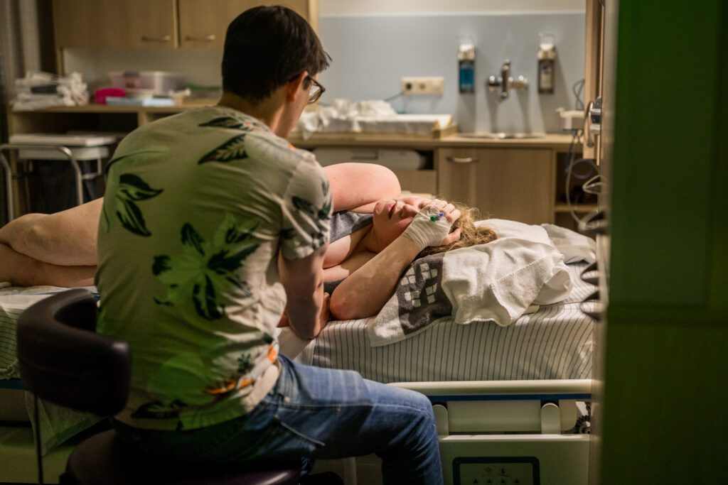 Vrouw vangt weeën op tijdens een ziekenhuisbevalling in Arnhem.