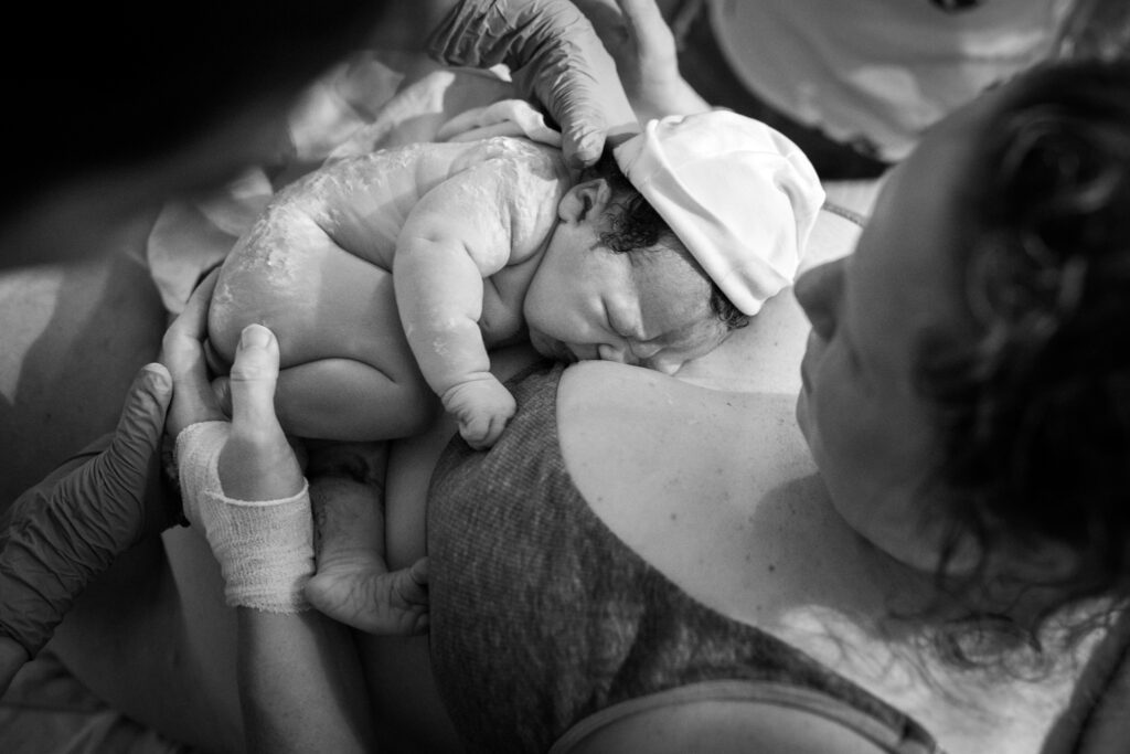 Kleine meid is net geboren in het Rijnstate in Arnhem.