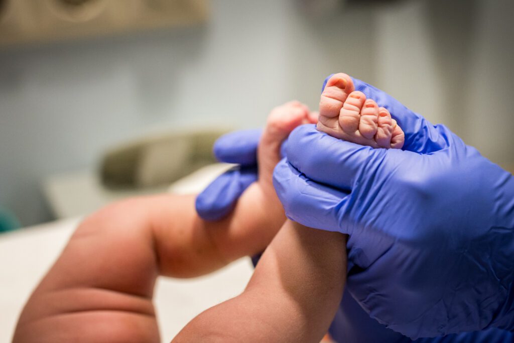 Teentjes van een pasgeboren baby.