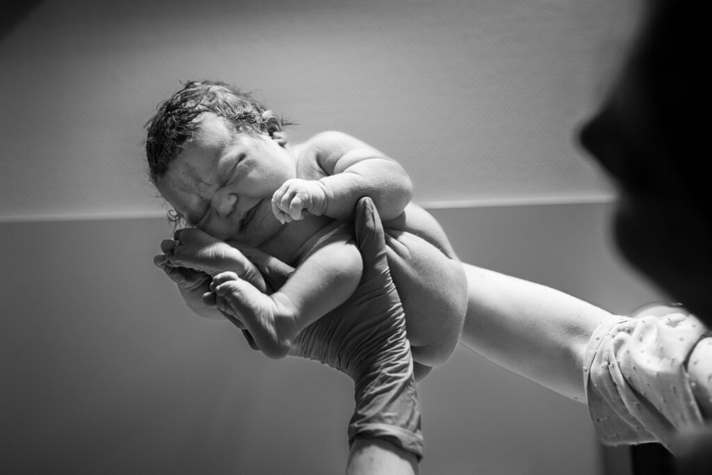 Kleine meid is net geboren in het Rijnstate in Arnhem.