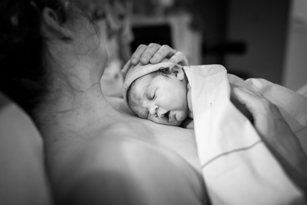 Kleine meid is net geboren in het Rijnstate in Arnhem.