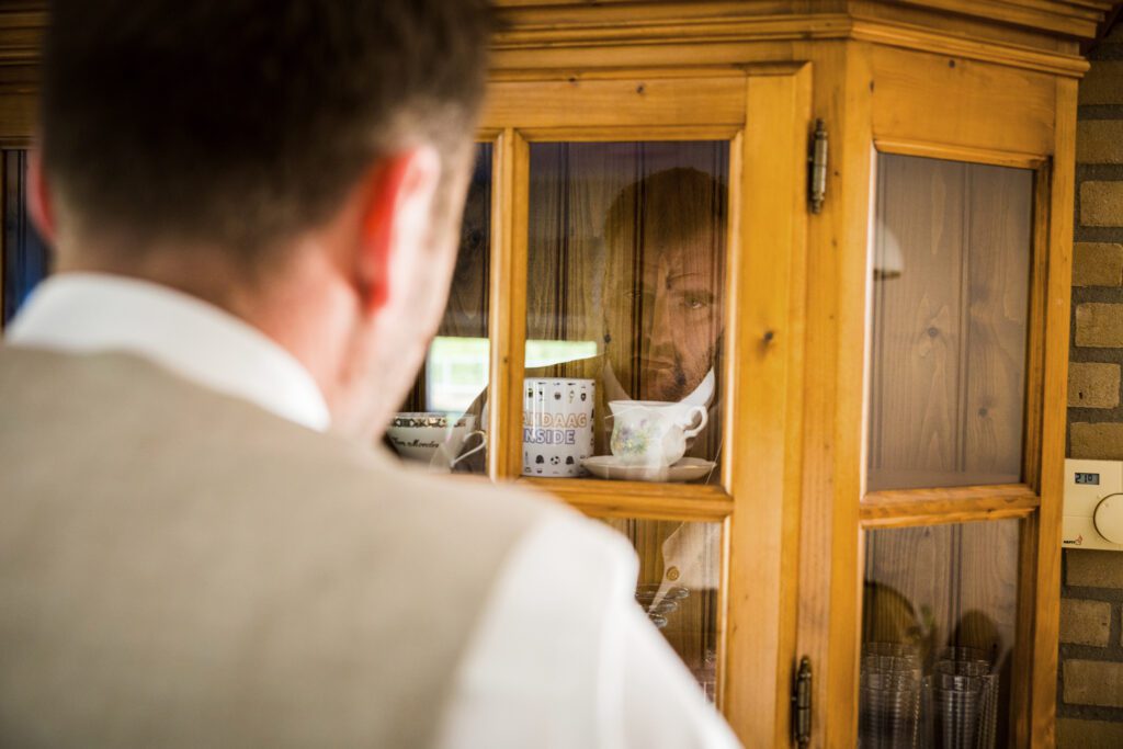 Voorbereidingen tijdens een trouwdag.