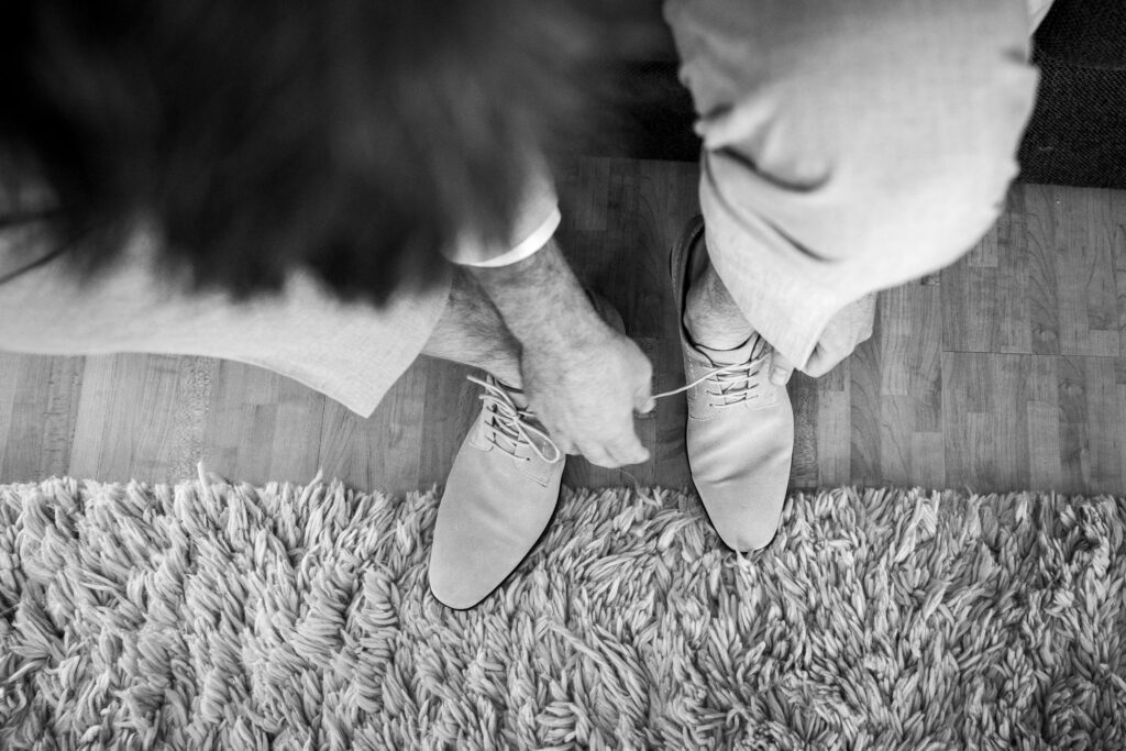 Voorbereidingen tijdens een trouwdag.