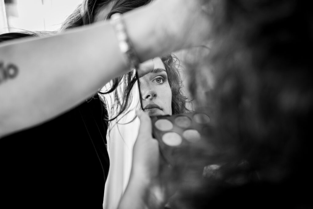 Voorbereidingen tijdens een trouwdag.