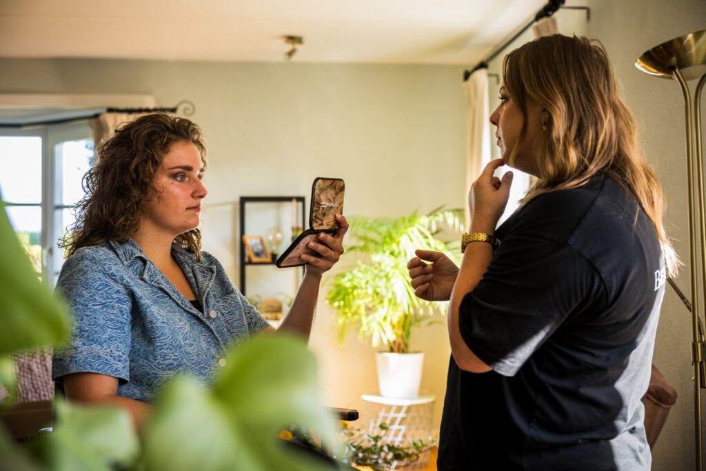 Voorbereidingen tijdens een trouwdag.