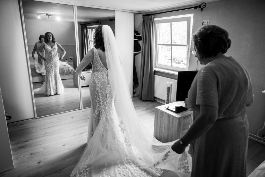 Voorbereidingen tijdens een trouwdag.