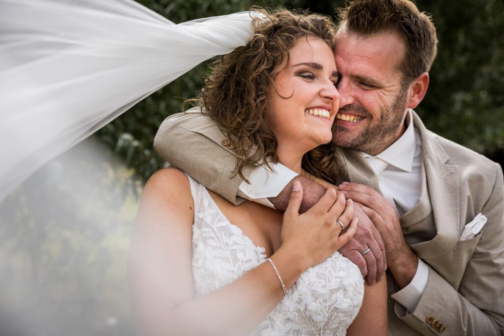 Trouwreportage op een buitenlocatie.