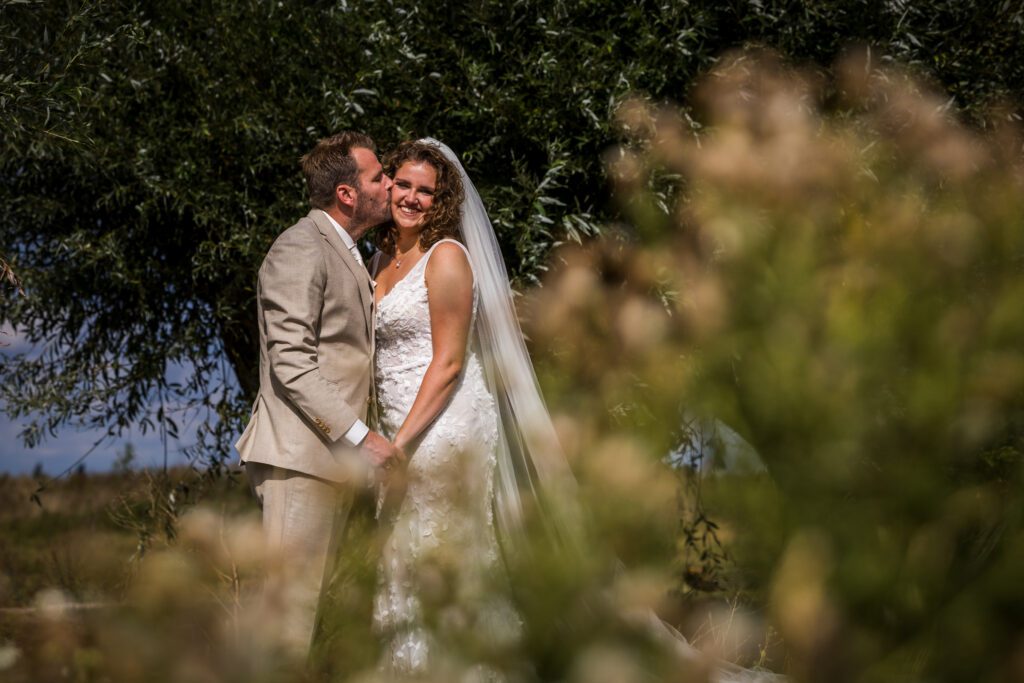 Trouwreportage op een buitenlocatie.