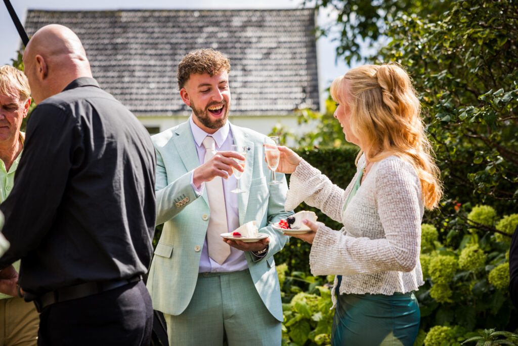 Borrel van een bruiloft in eigen tuin in 't Loo.