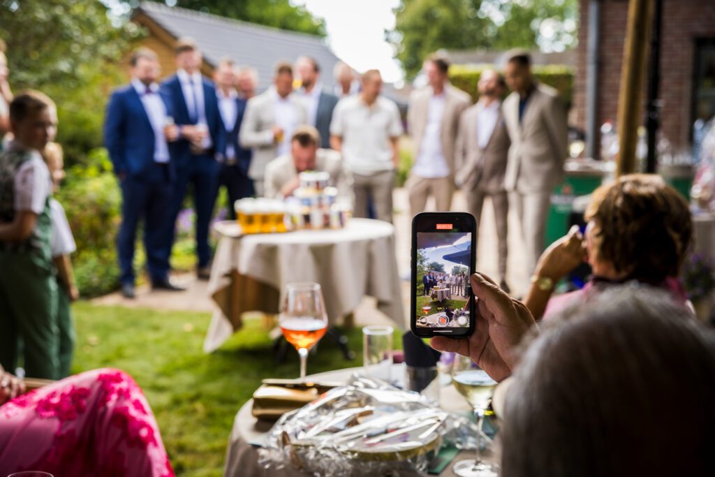 Borrel van een bruiloft in eigen tuin in 't Loo.