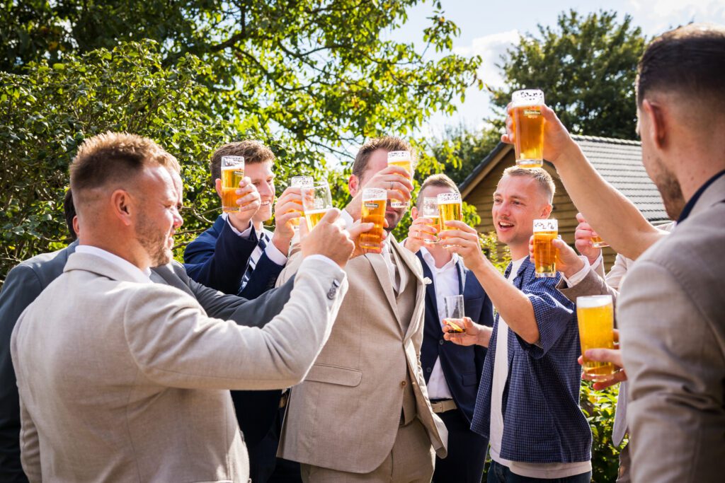 Borrel van een bruiloft in eigen tuin in 't Loo.