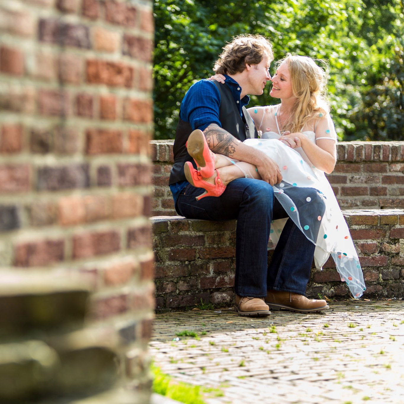 Bruidspaar kust elkaar tijdens de fotoshoot.