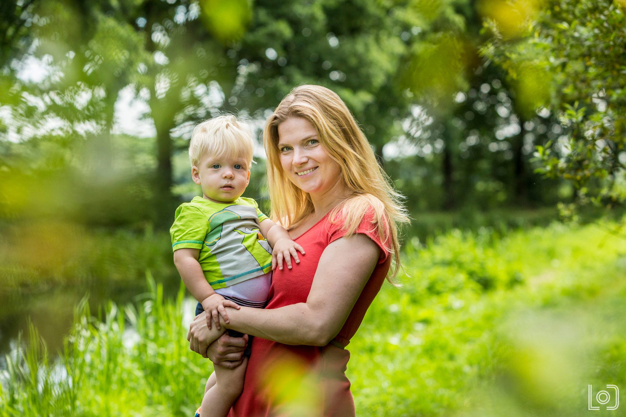 Fotoshoot bij een rivier in het bos