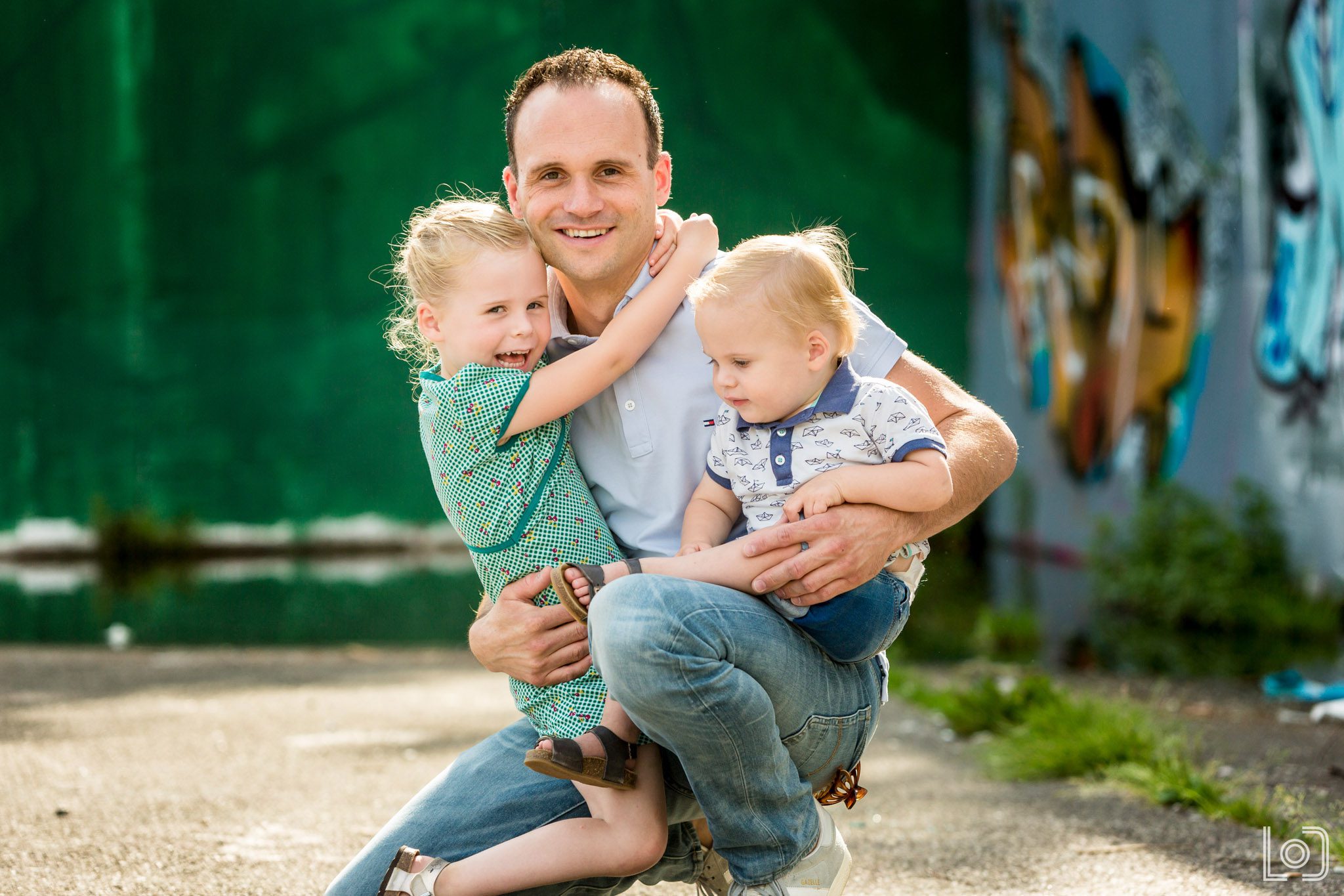 Gezinsshoot twee kinderen in een industriele setting