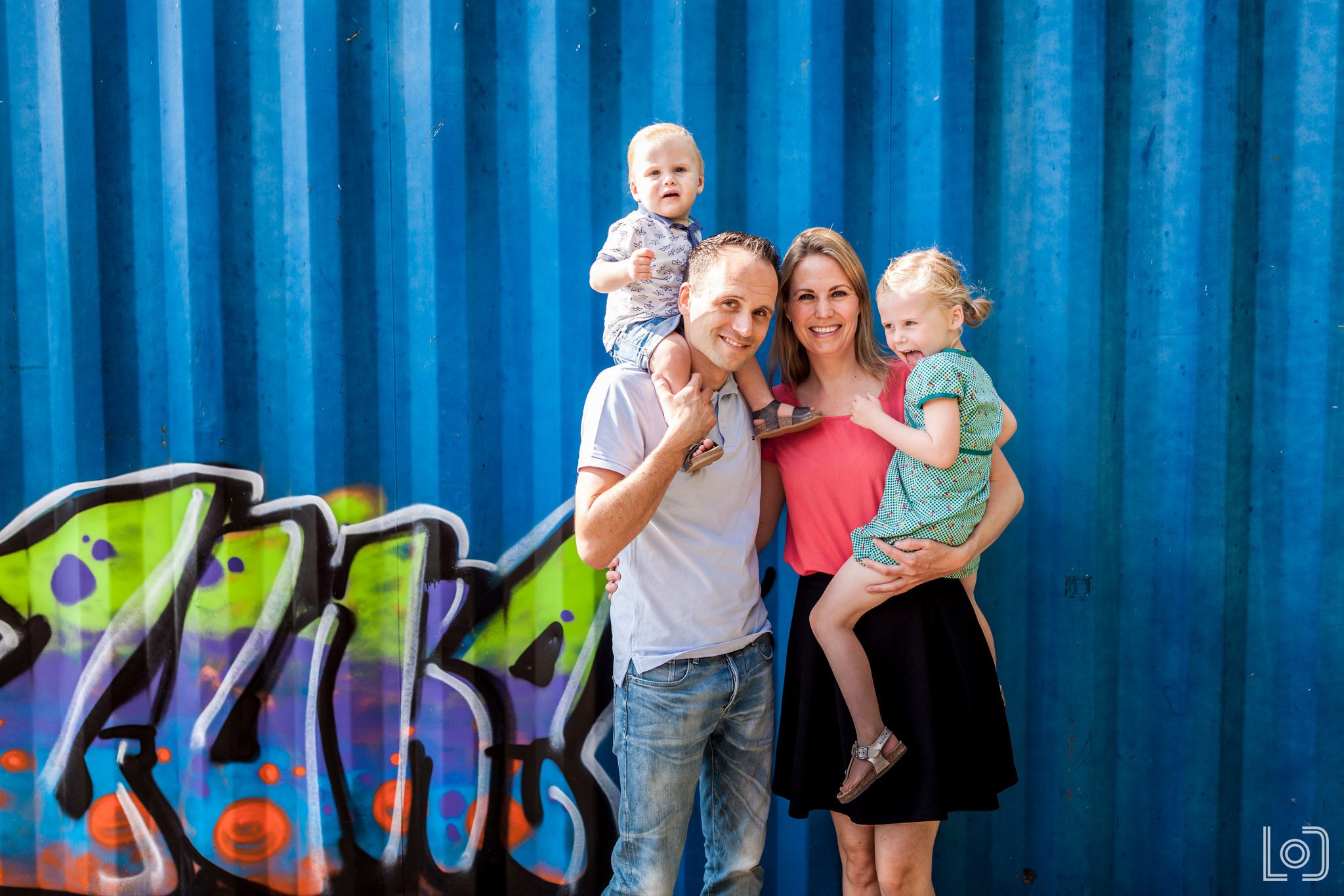 Fotoshoot met het hele gezin in een industriele setting