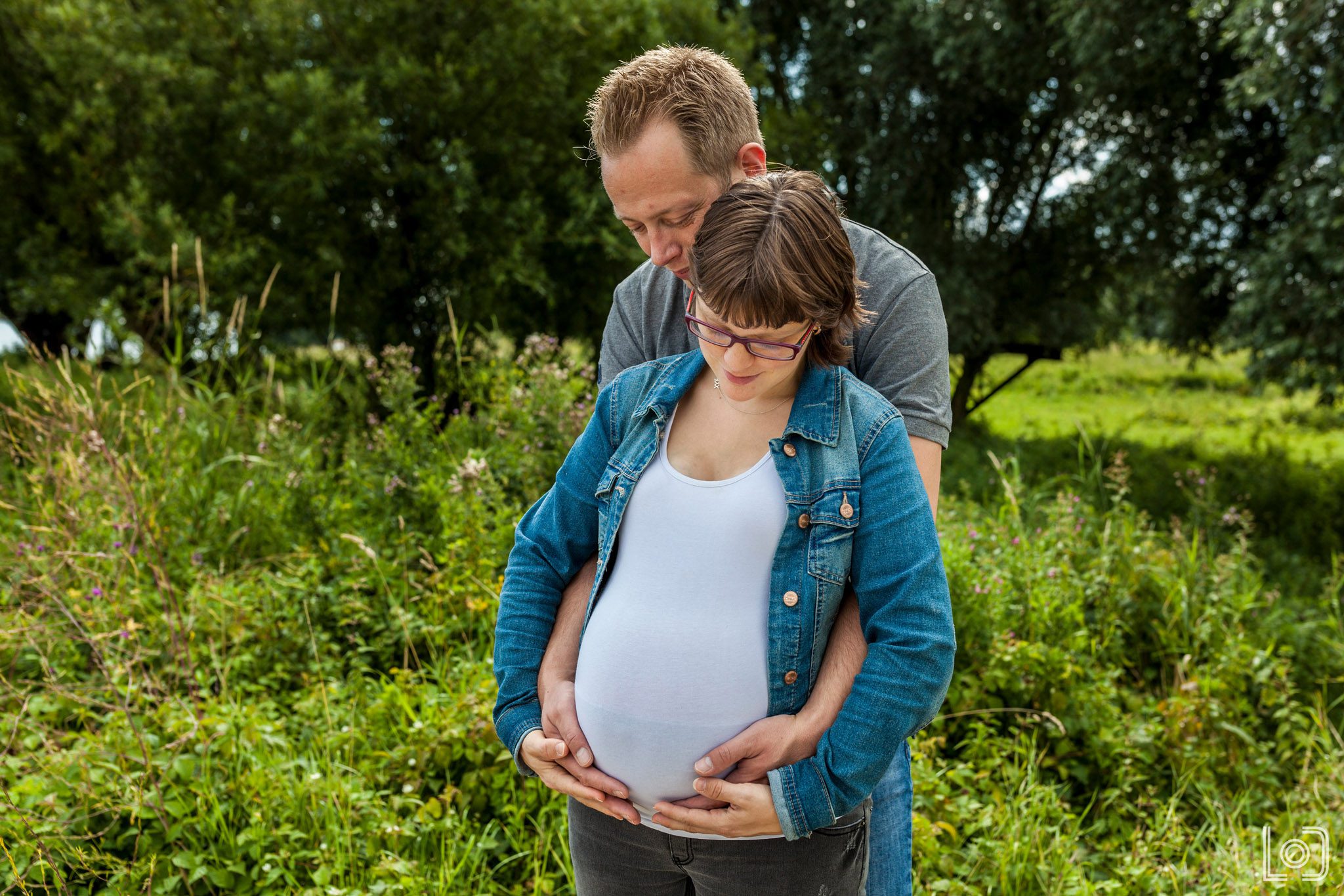 Zwangerschapsshoot met je partner in de buurt van Nijmegen