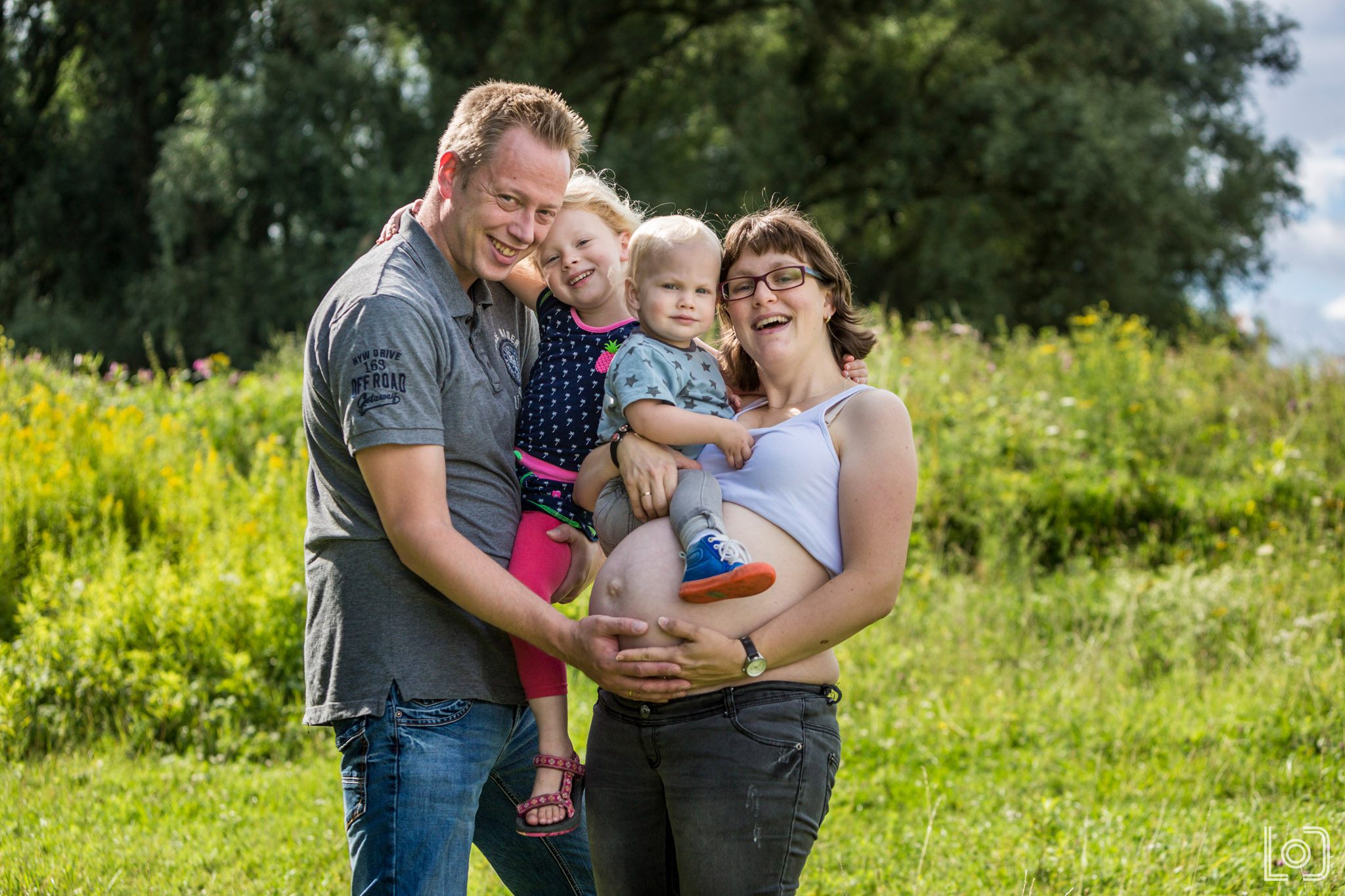 Lol tijdens de zwangerschapsfotografie aan de Waal