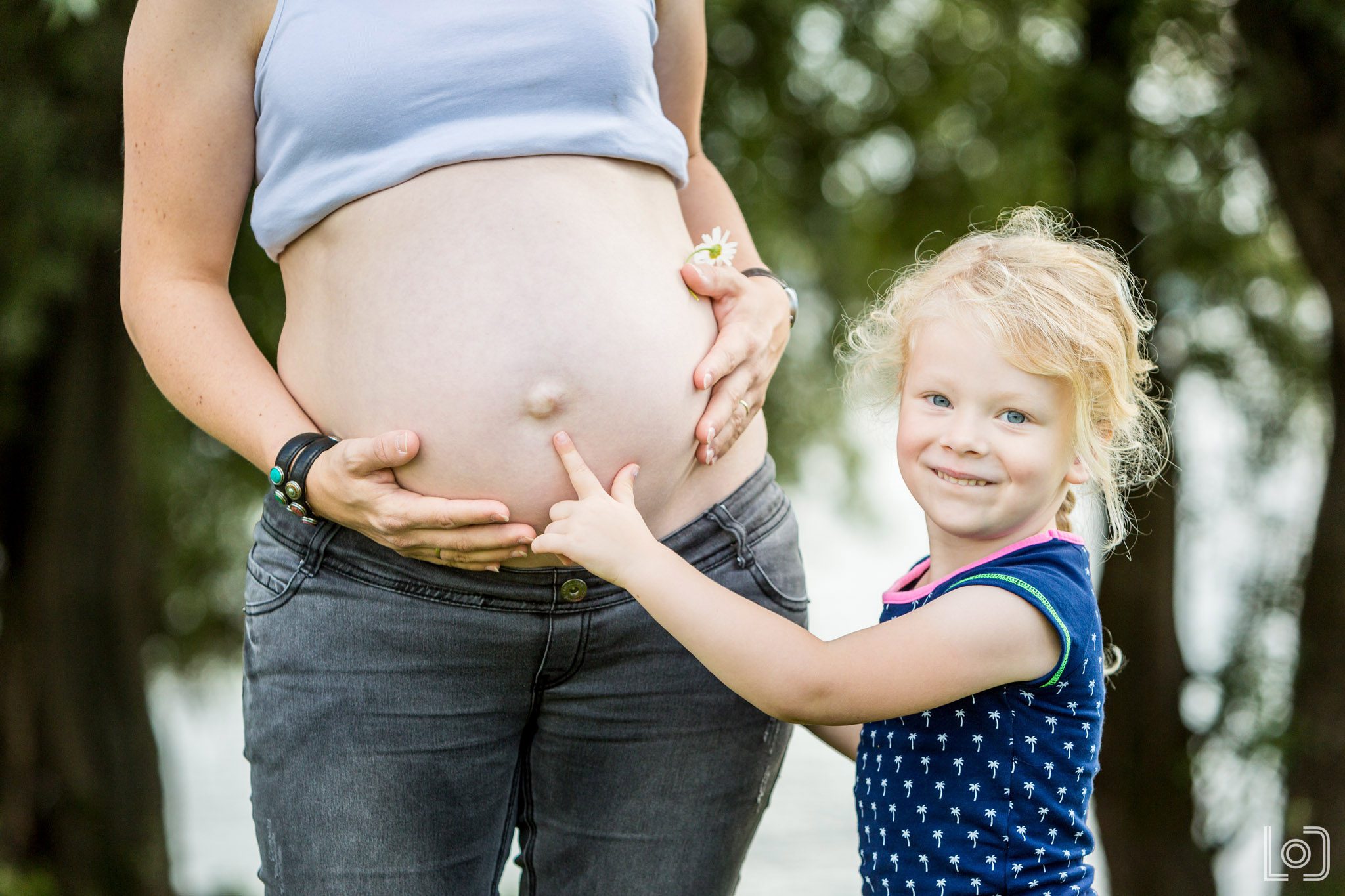 Moeder en dochter foto's tijdens de zwangerschapsshoot