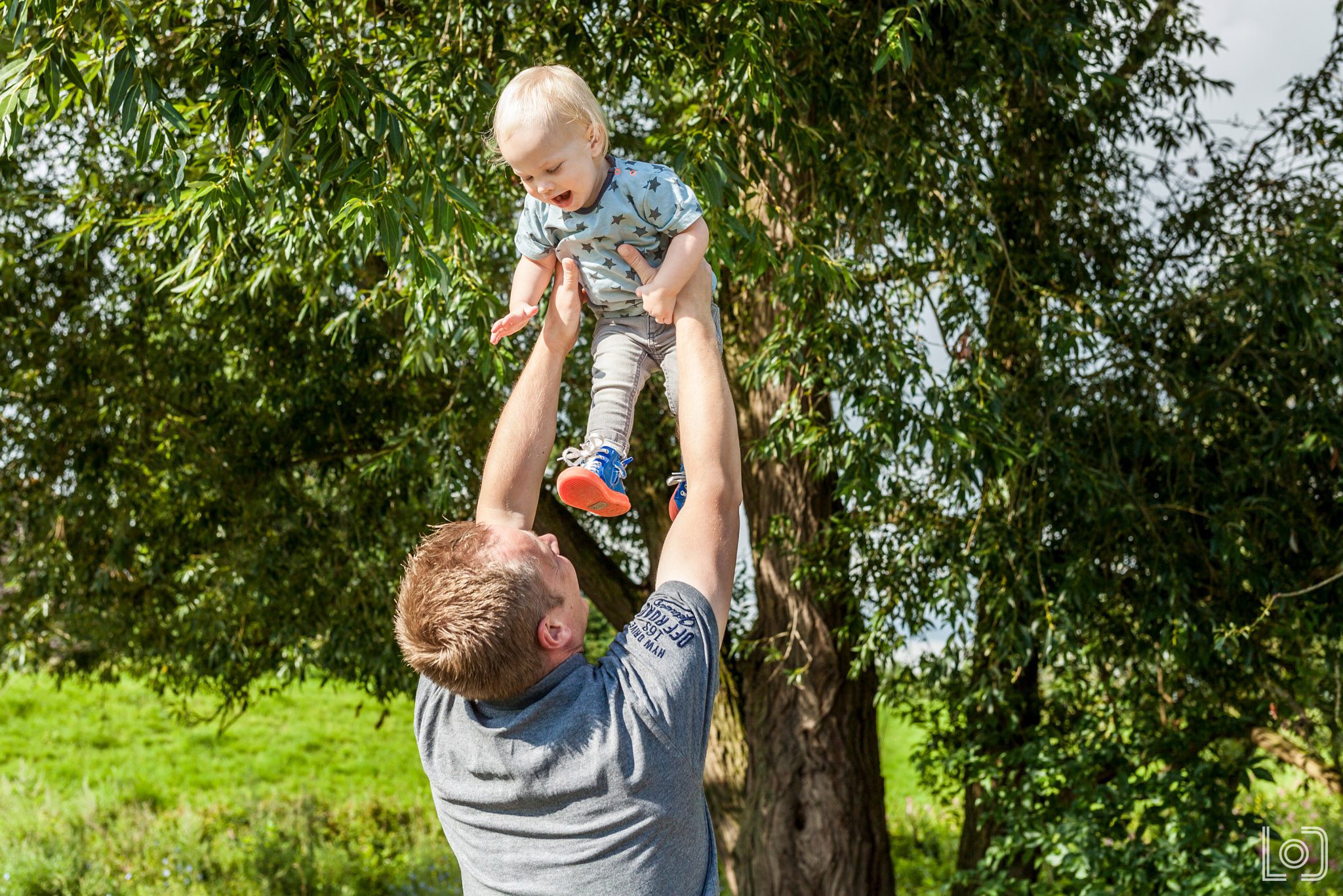 Vader en zoon foto's tijdens de zwangerschapsshoot