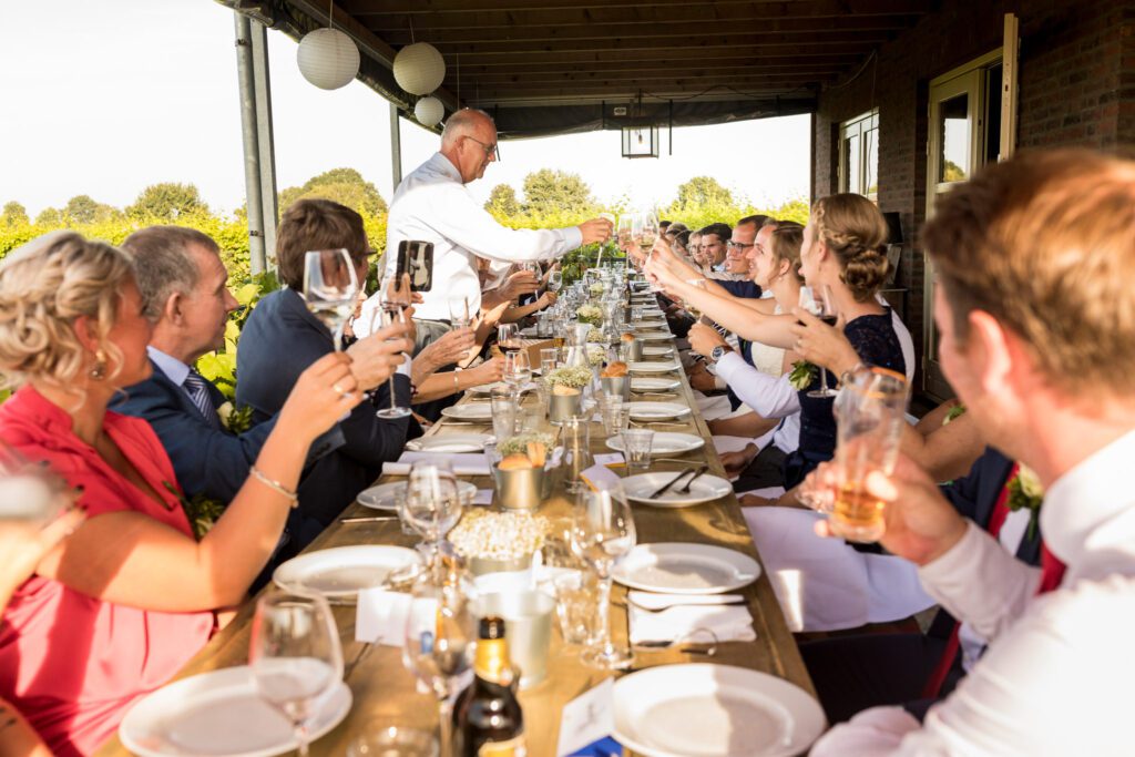 Gasten proosten tijdens het bruidsdiner.