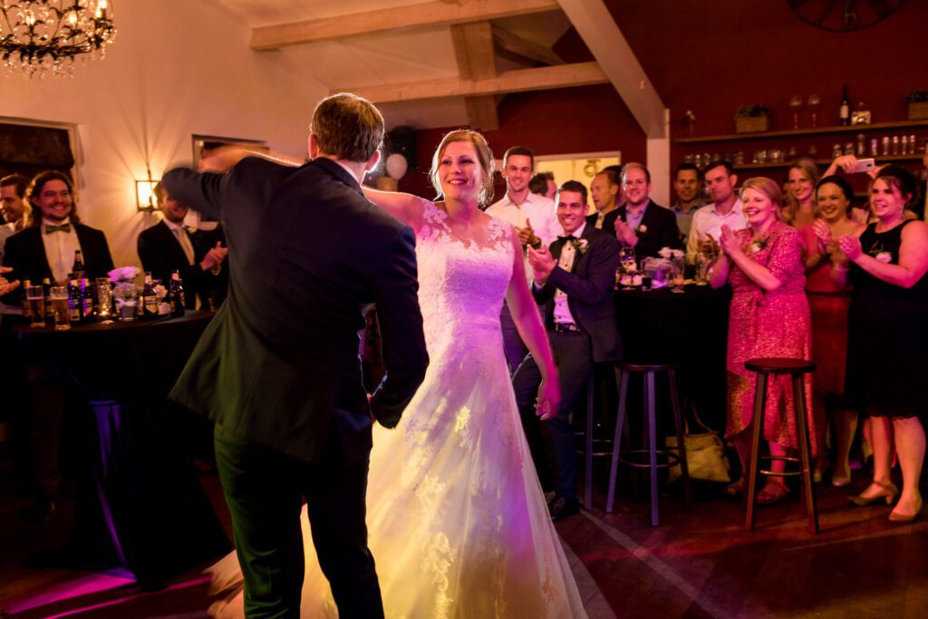 Bruidspaar danst de openingsdans op hun trouwfeest.