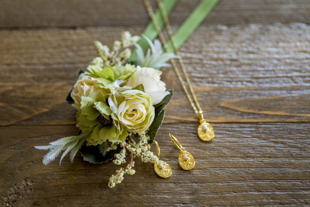 Corsage, oorbellen en ketting.