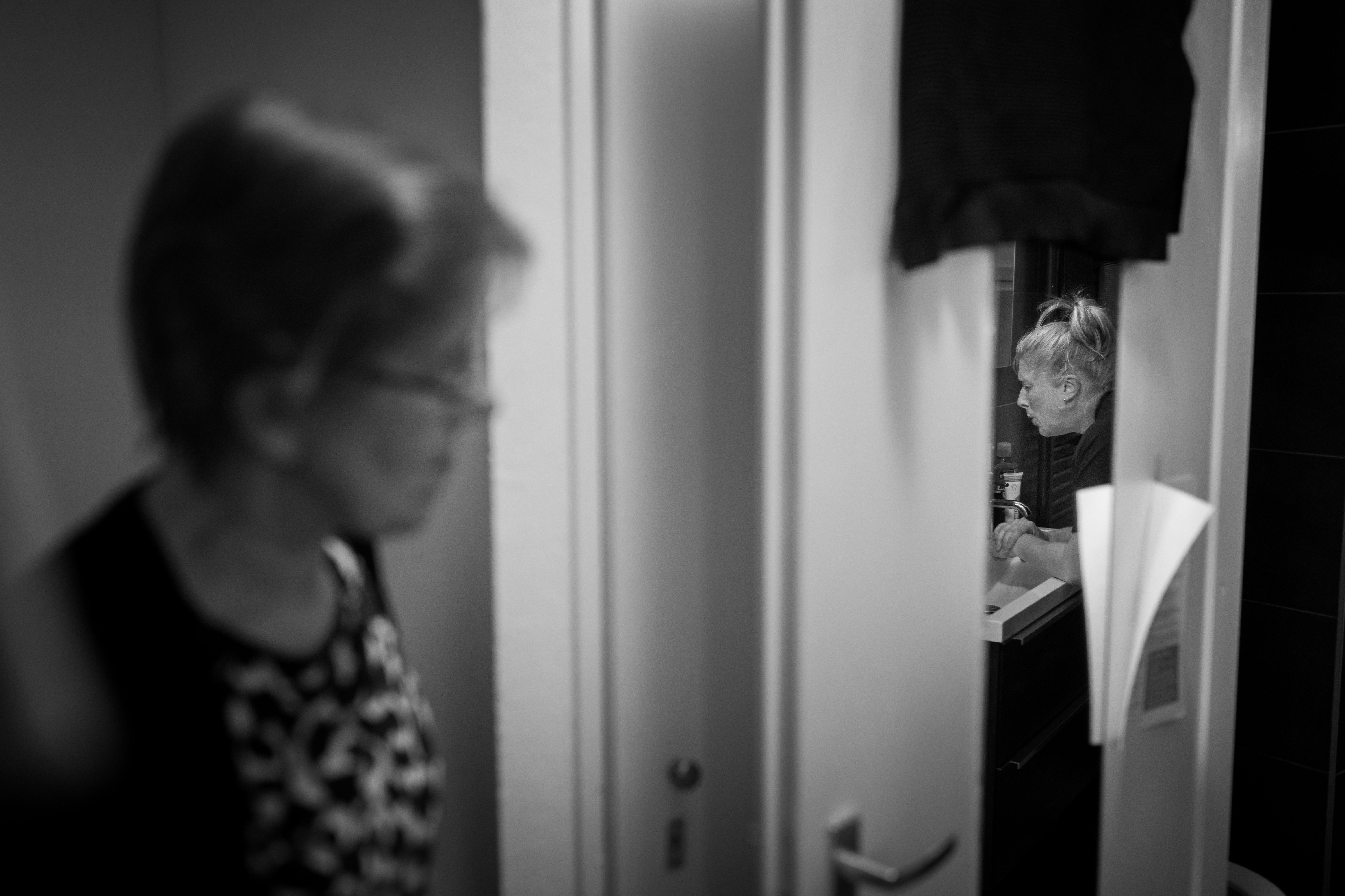 Moeder kijkt naar dochter tijdens ontsluitingsfase