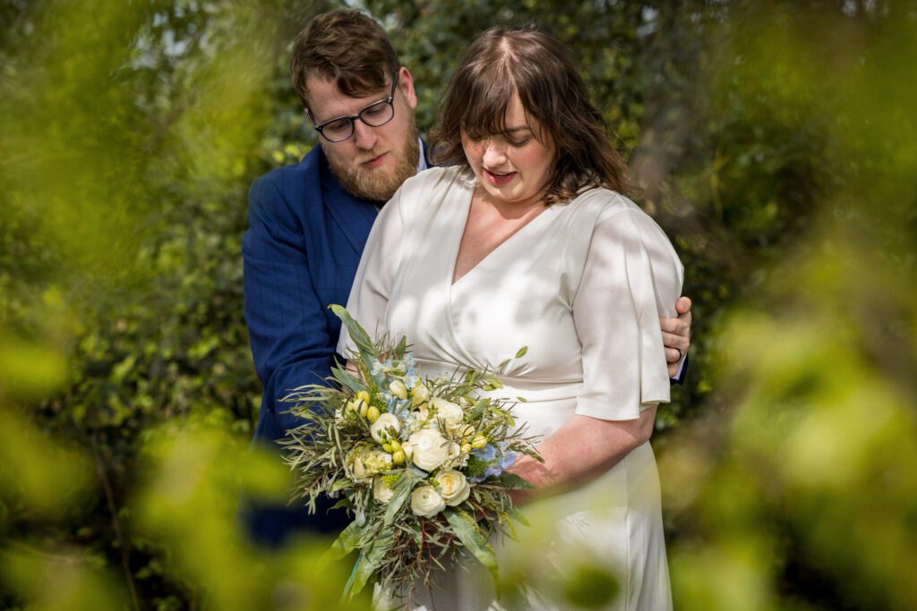 Bruidspaar wordt gefotografeerd tijdens de trouwreportage.
