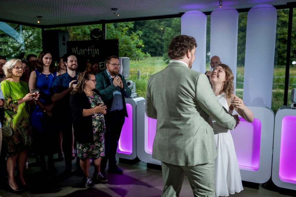 Bruidspaar danst tijdens hun eigen feest in het Sonsbeekpark in Arnhem.