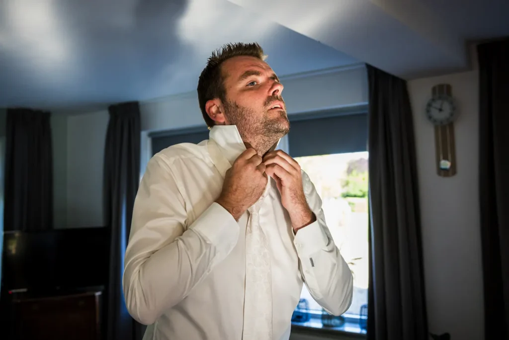 Man doet zijn blouse dicht.