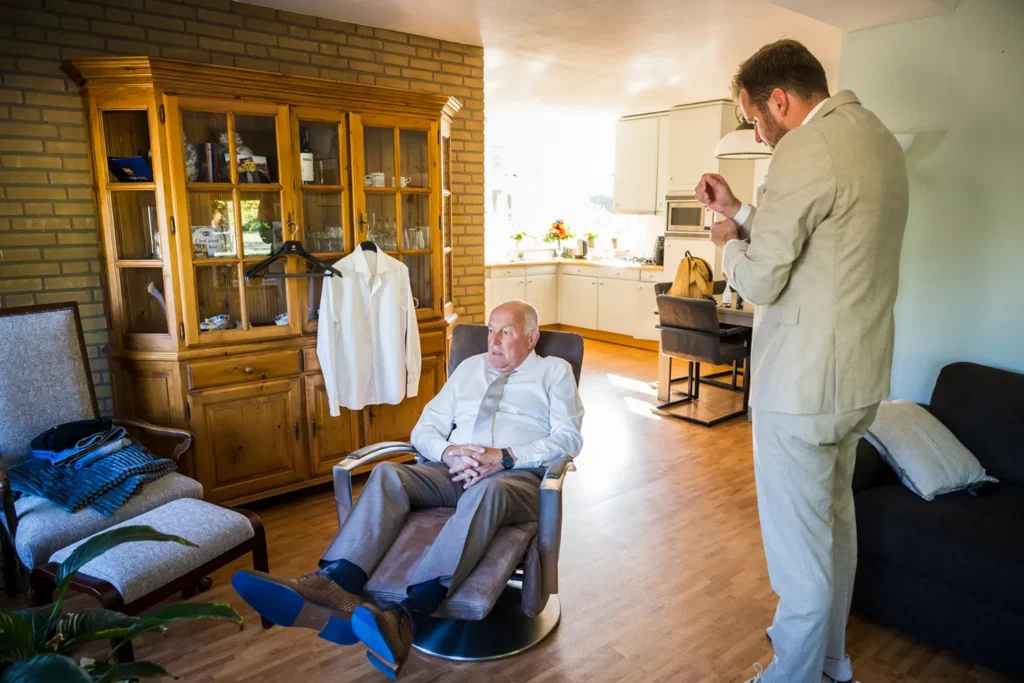 Bruidegom en vader maken zich klaar voor de bruiloft.