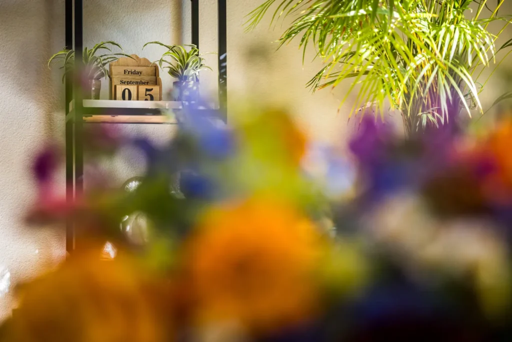 Datum van de bruiloft met bloemen ervoor.